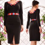 Rochie neagra cu decolteu in v si broderie tricolor