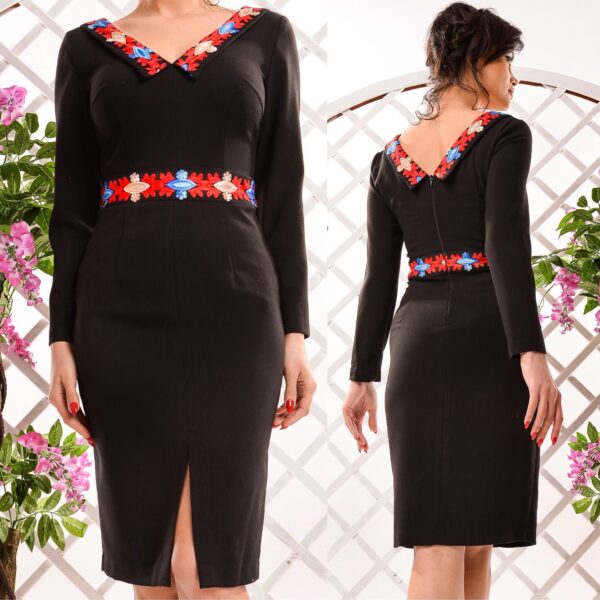 Rochie neagra cu decolteu in v si broderie tricolor