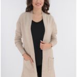 Cardigan crem tricotat cu buzunare aplicate