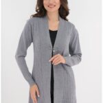 Cardigan gri tricotat cu model in relief si brosa