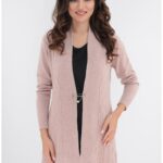 Cardigan roz-pudra tricotat cu model in relief si brosa