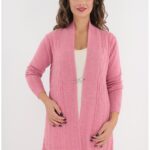 Cardigan roz tricotat cu model in relief si brosa