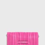 Karl Lagerfeld poseta culoarea roz