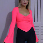 Bluza asimetrica Diandra, cu maneca tip clopot si decolteu Queen Anne, Roz