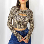 Bluza crop Sienna, cu decolteu decupat si maneca cu fenta/deget, Animal print