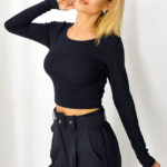 Bluza scurta Manon, cu guler lejer si detaliu decupat la spate, Negru, Marime S/M