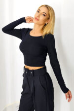 Bluza scurta Manon, cu guler lejer si detaliu decupat la spate, Negru, Marime S/M