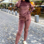 Compleu de catifea Erica, fermoar pe picior si bluza in doua variante de purtare (cu gluga sau cu guler/rever), Chocolate, Marime S/M