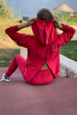 Compleu de catifea Erica, pantaloni cu fermoar pe picior si bluza in doua variante de purtare (cu gluga sau cu guler/rever), Rosu, Marime S/M - imagine 2