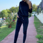 Compleu de catifea Erica, pantaloni cu fermoar pe picior si bluza in doua variante de purtare (cu gluga sau cu guler/rever), Negru, Marime S/M
