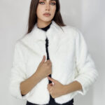 Haina din blana ecologica Graziana, cu maneca trei sferturi si accesoriu inclus, Alb, Marime universala S/M