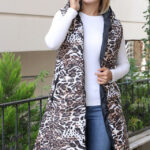 Vesta matlasata, lunga, Melania, cu gluga si croiala usor cambrata, Animal print