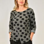 Bluza asimetrica gri cu buline negre, cu aspect usor creponat