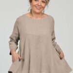 Bluza evazata cu clin la spate din in, bej