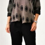 Bluza bej cu cercuri negre in relief si croi lejer, cu bumbac