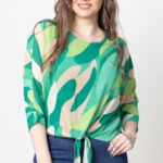 Bluza lejera cu imprimeu abstract verde si nod frontal