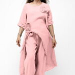 Compleu cu flori aplicate din in, cu bluza tunica mai lunga in spate si pantaloni, roz prafuit