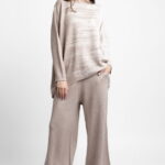 Compleu cu pulover oversize asimetric si pantaloni tricotaj, cu intrepatrundere de bejuri