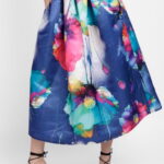 Fusta ampla maxi satinata cu imprimeu floral pictural, pe fond bleumarin