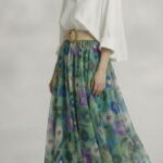 Fusta clos din tulle cu imprimeu floral pictural pe fond verde