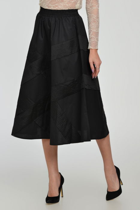 fusta-neagra-din-bumbac-satinat-cu-aplicatii-si-falduri-copie-175402 Fusta neagra clos din bumbac satinat cu aplicatii - imagine 1
