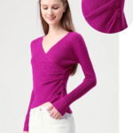 Pulover fucsia cu striatii, cu bust petrecut in V si nasturei pe-o parte