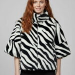 Jacheta din blana scurta animal print alb negru, cu maneca 3 4, captuseala si fermoar