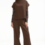 Pantaloni eleganti cu croiala dreapta, lejera, maro