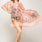Rochie de plaja tip poncho cu fluturi pe fond roz, matase si vascoza