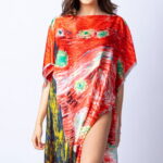 Rochie de plaja tip poncho din matase cu stilizare   Noaptea Instelata   pe fond rosu