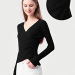 Pulover negru cu striatii, cu bust petrecut in V si nasturei pe-o parte