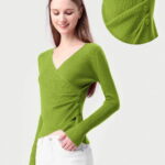 Pulover verde oliv cu striatii, cu bust petrecut in V si nasturei pe-o parte