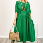 Rochie verde oversize, cu taietura oblica si broderie, din poplin si jerseu