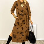 Rochie cu nod intr-o parte imprimata cu flori embosate si catifelate, din jerseu de bumbac camel