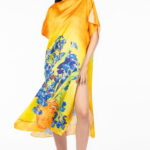 Rochie de plaja lunga tip poncho din matase cu imprimeu inspirat din pictura    Irisi   a lui Vincent Van Gogh