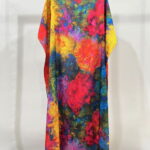 Rochie de plaja lunga tip poncho din matase cu peisaj cu gradini stilizate multicolore