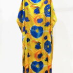 Rochie de plaja lunga tip poncho din matase cu flori galbene pe fond galben