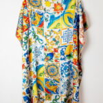 Rochie de plaja tip poncho din matase cu imprimeu model marocan cu lamai in culori vibrante
