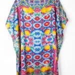 Rochie de plaja tip poncho din matase cu imprimeu mediteranean cu lamai pe alb si fucsia