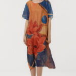Rochie eleganta satinata A-line cu croiala lejera si imprimeu floral in tonuri de oranj-albastru-rosu
