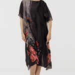 Rochie neagra eleganta satinata A-line cu croiala lejera si imprimeu trandafiri stilizati