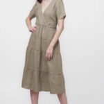 Rochie bej inchis din in cu volane si bust petrecut