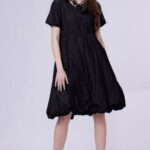 Rochie gogosar din vascoza creponata, taiata in talie, neagra