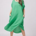 Rochie lalea oversize din in cu buzunare si crapaturi laterale rotunjite, verde