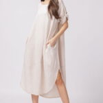 Rochie lalea oversize din in cu buzunare si crapaturi laterale rotunjite, bej