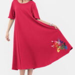 Rochie lunga A-line, fucsia inchis, cu imprimeu floare stilizata cu petale multicolore