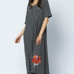 Rochie lunga A-line, dungi alb-bleumarin, cu imprimeu maci