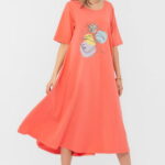 Rochie lunga A-line corai, din tricot de bumbac cu imprimeu chip stilizat