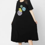 Rochie lunga A-line, neagra, cu imprimeu chip stilizat