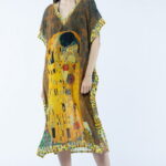 Rochie lunga de plaja tip poncho cu imprimeu dupa   Sarutul    de Gustav Klimt
